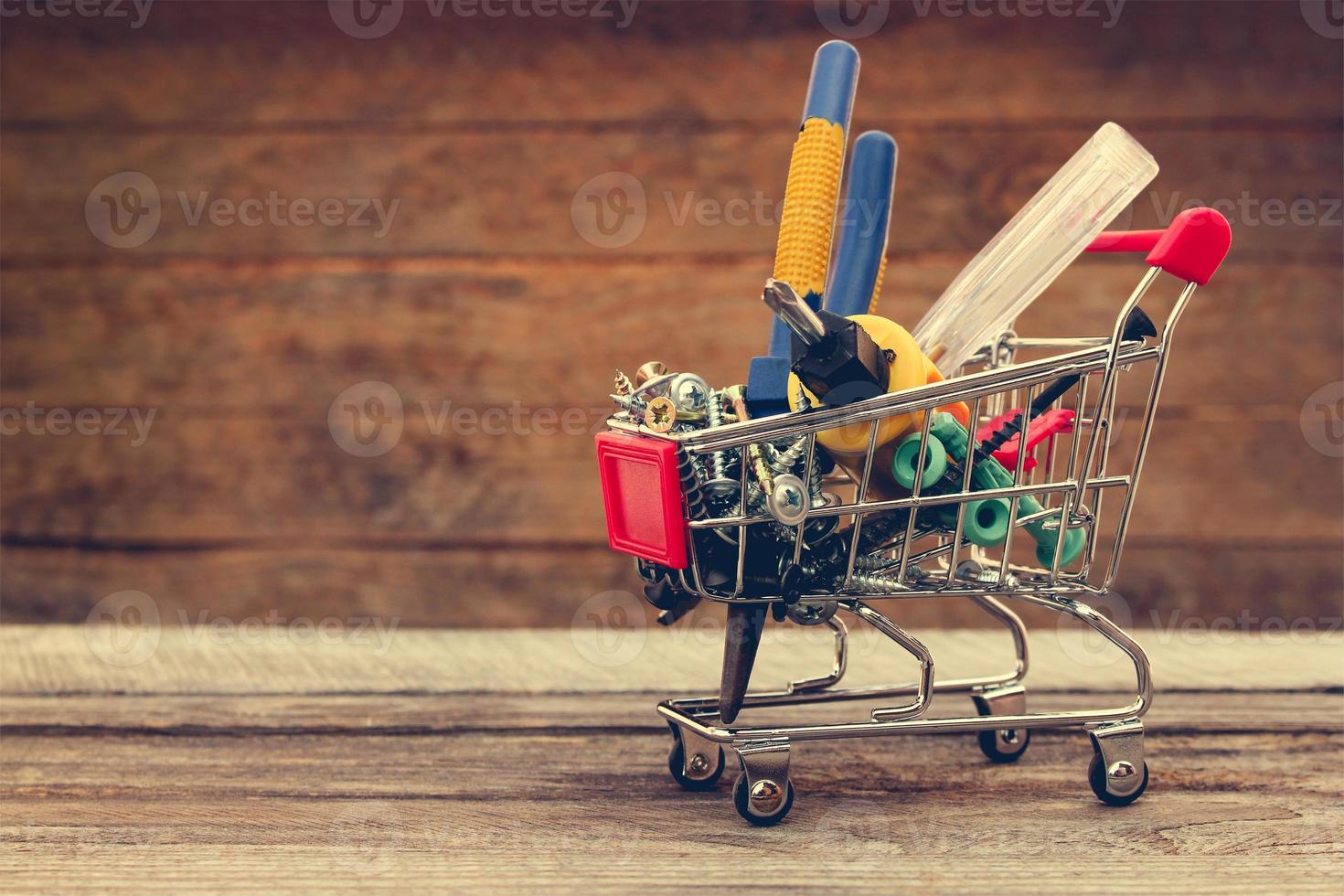 compras carro con construcción herramientas en el antiguo madera antecedentes. tonificado imagen. foto