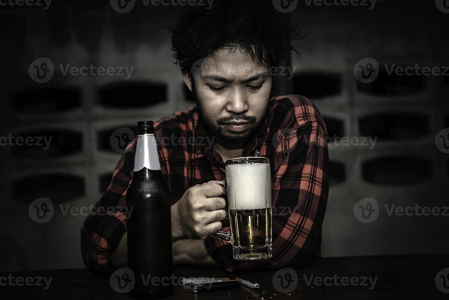 hombre asiático bebe vodka solo en casa por la noche, gente de tailandia, concepto de borracho de hombre estresado foto