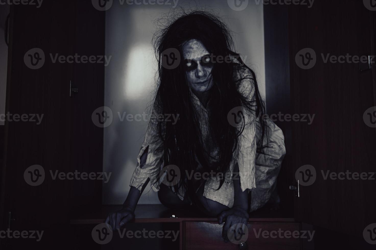 retrato de mujer asiática maquillada fantasma, escena de terror aterradora para el fondo, concepto de festival de halloween, afiche de películas fantasma, espíritu enojado en el apartamento foto