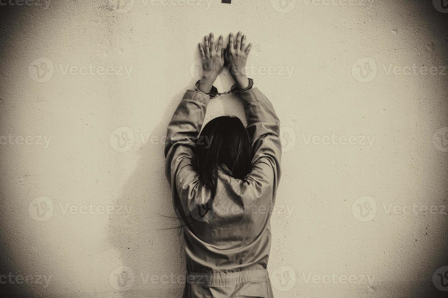 preso en concepto de túnica naranja, retrato de mujer asiática en uniformes de prisión sobre fondo blanco, foto