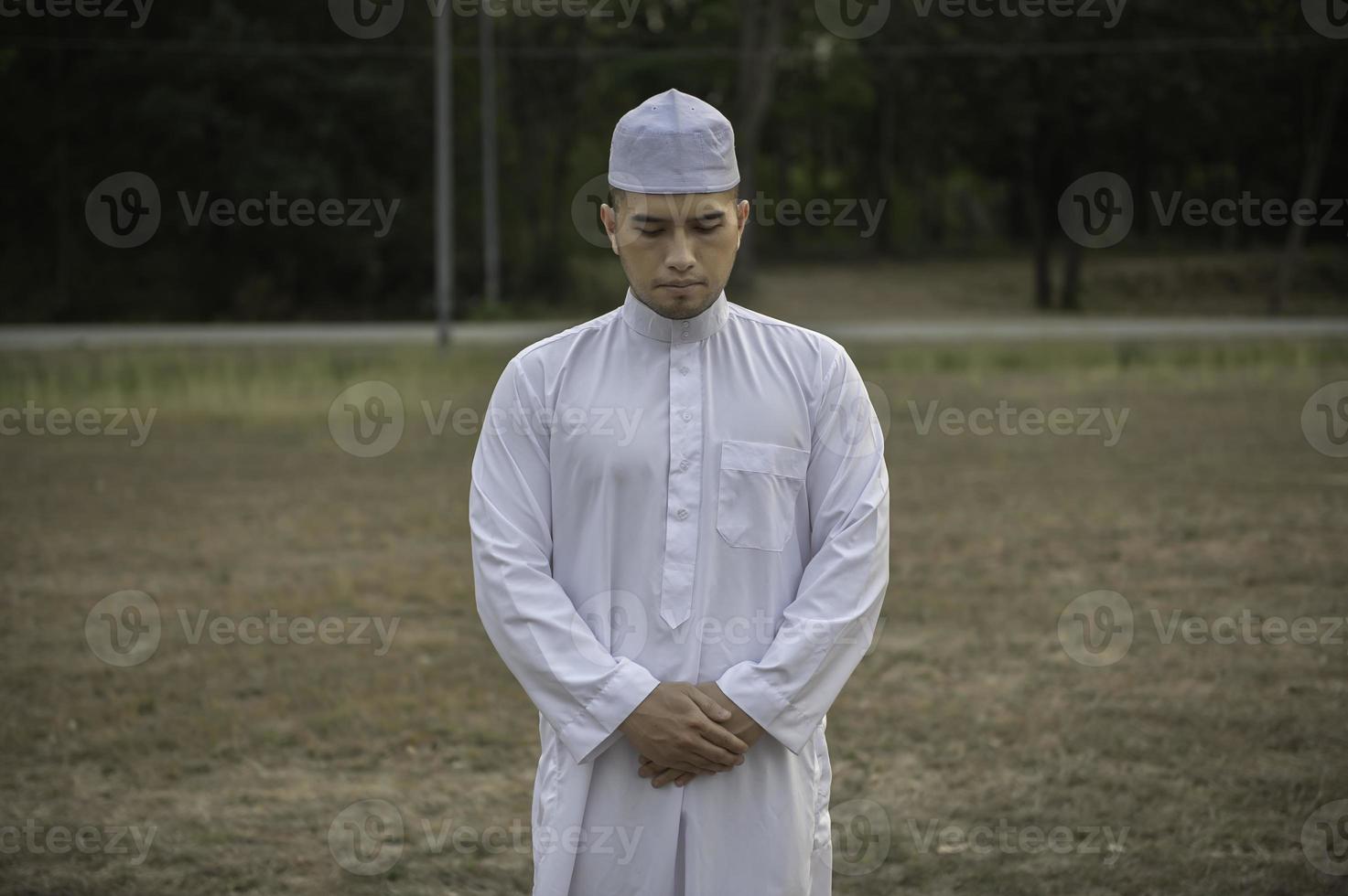 asiático blanco islam hombre oracion,joven musulmán rezando, ramadán festival concepto foto