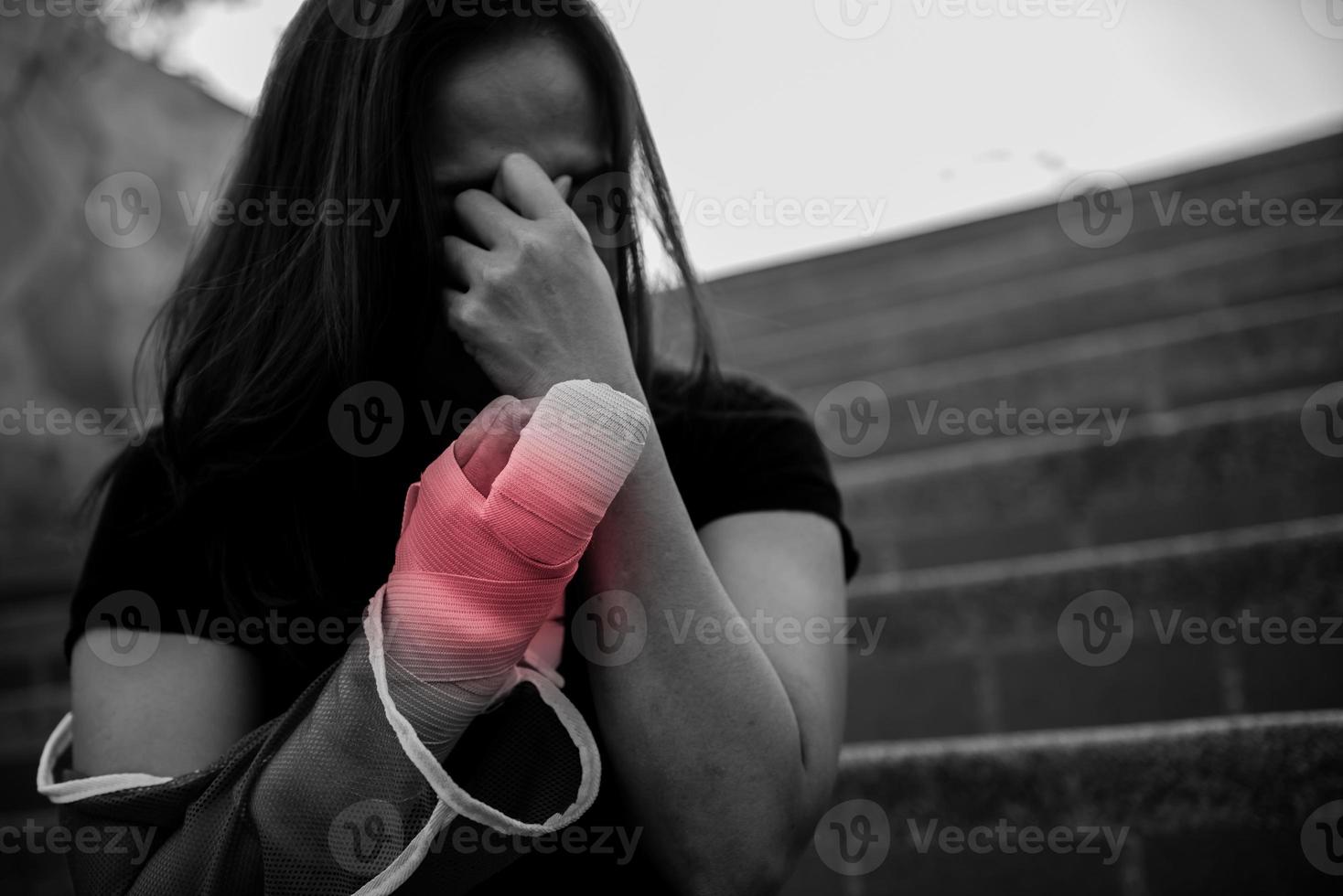 una hermosa chica asiática se rompió el brazo y se entablilló, la mujer cae accidentalmente, los brazos golpean el suelo, causando fracturas, foto