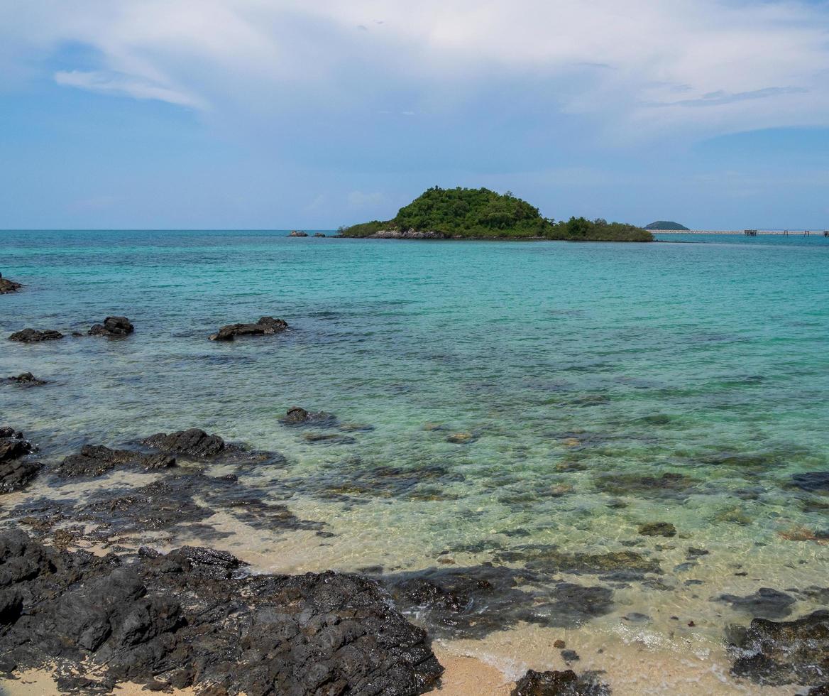 paisaje verano vista frontal tropical mar playa roca azul blanco arena fondo tranquilo naturaleza océano hermoso ola choque salpicaduras agua viajes nang ram playa este tailandia chonburi exótico horizon. foto