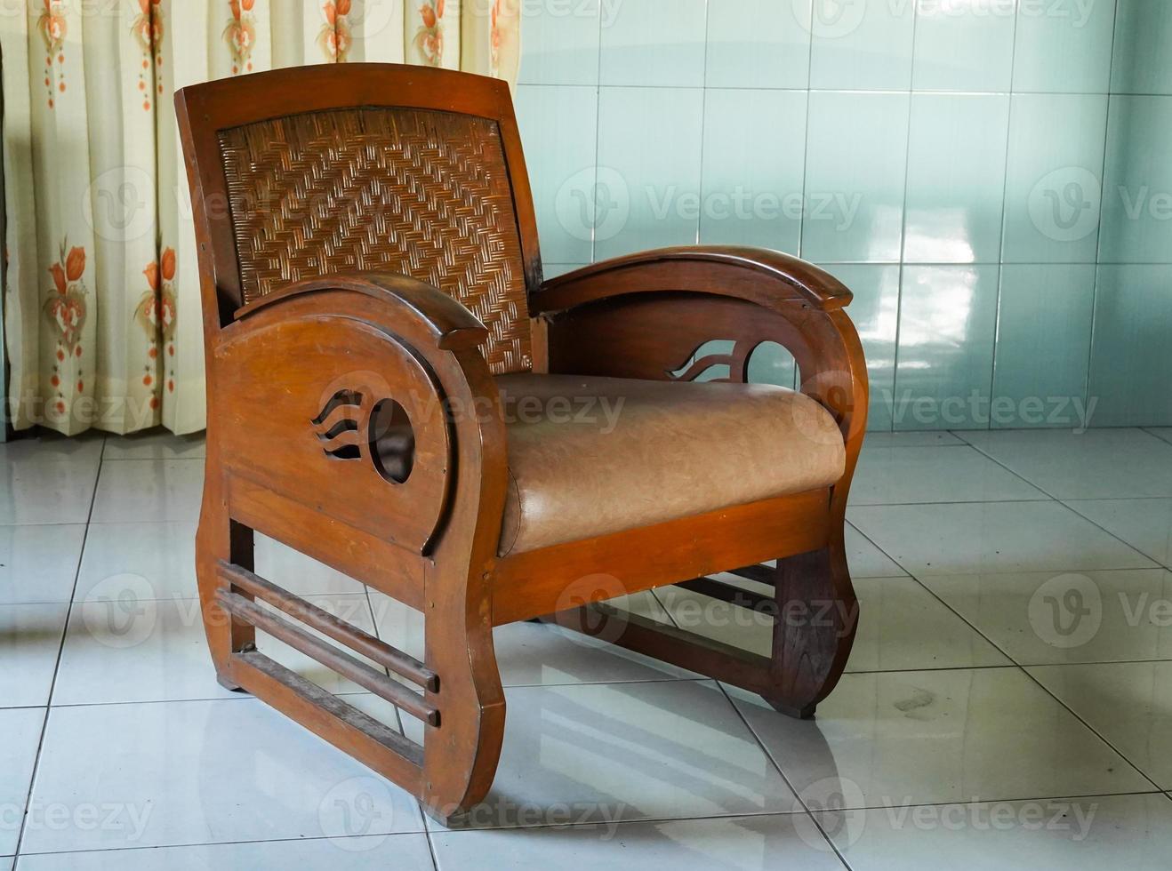 antiguo antiguo silla, hecho de madera con respaldo de tejido rota, interior mueble foto