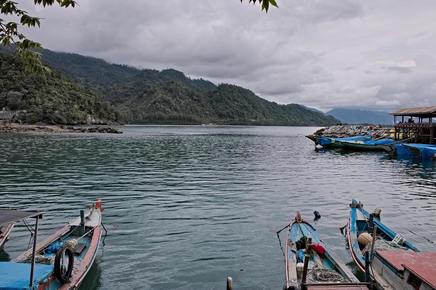 pescar barcos descanso a su amarras en el refugio. sur de aceh, Indonesia. foto