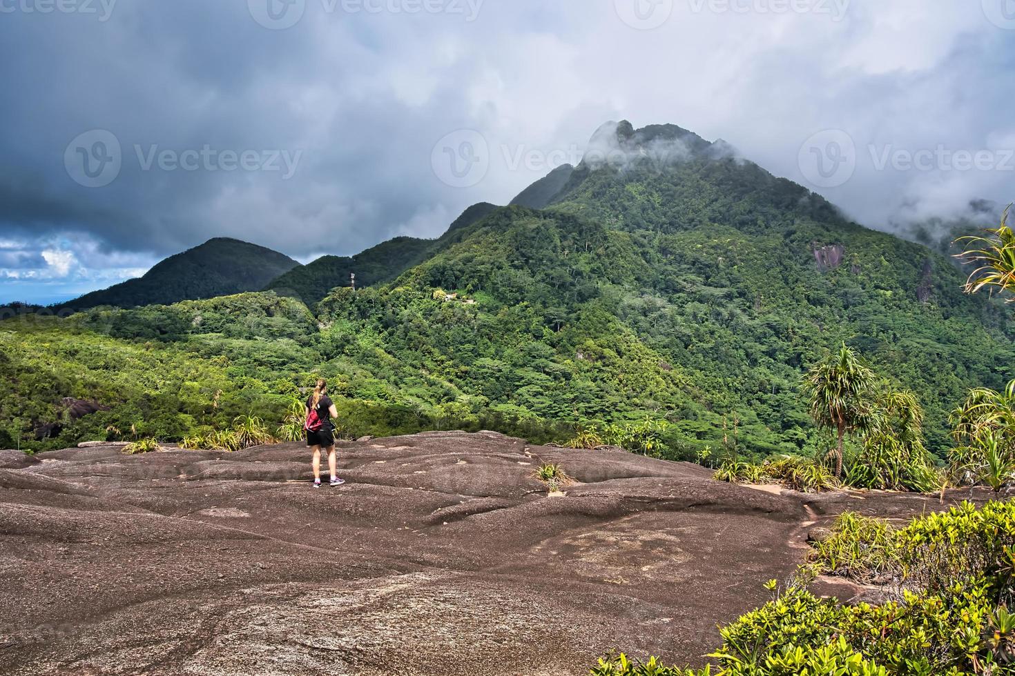 copolia sendero joven mujer esperando seychelles más alto montaña, alborada seychelles mahe seychelles foto