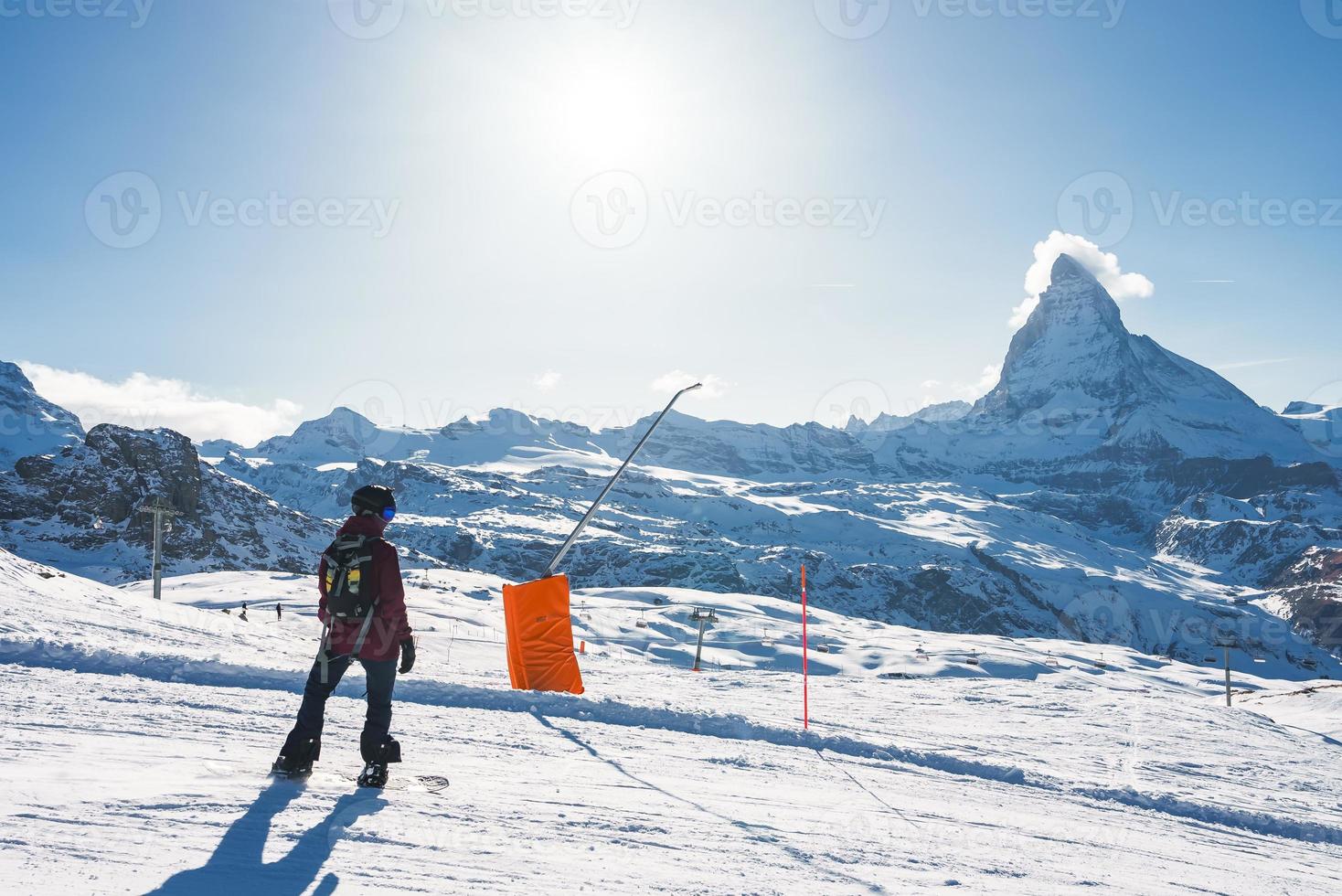 joven hombre Snowboarding en zermatt esquí recurso Derecha siguiente a el famoso materia cima. hermosa soleado día para Snowboarding. invierno Deportes concepto. foto