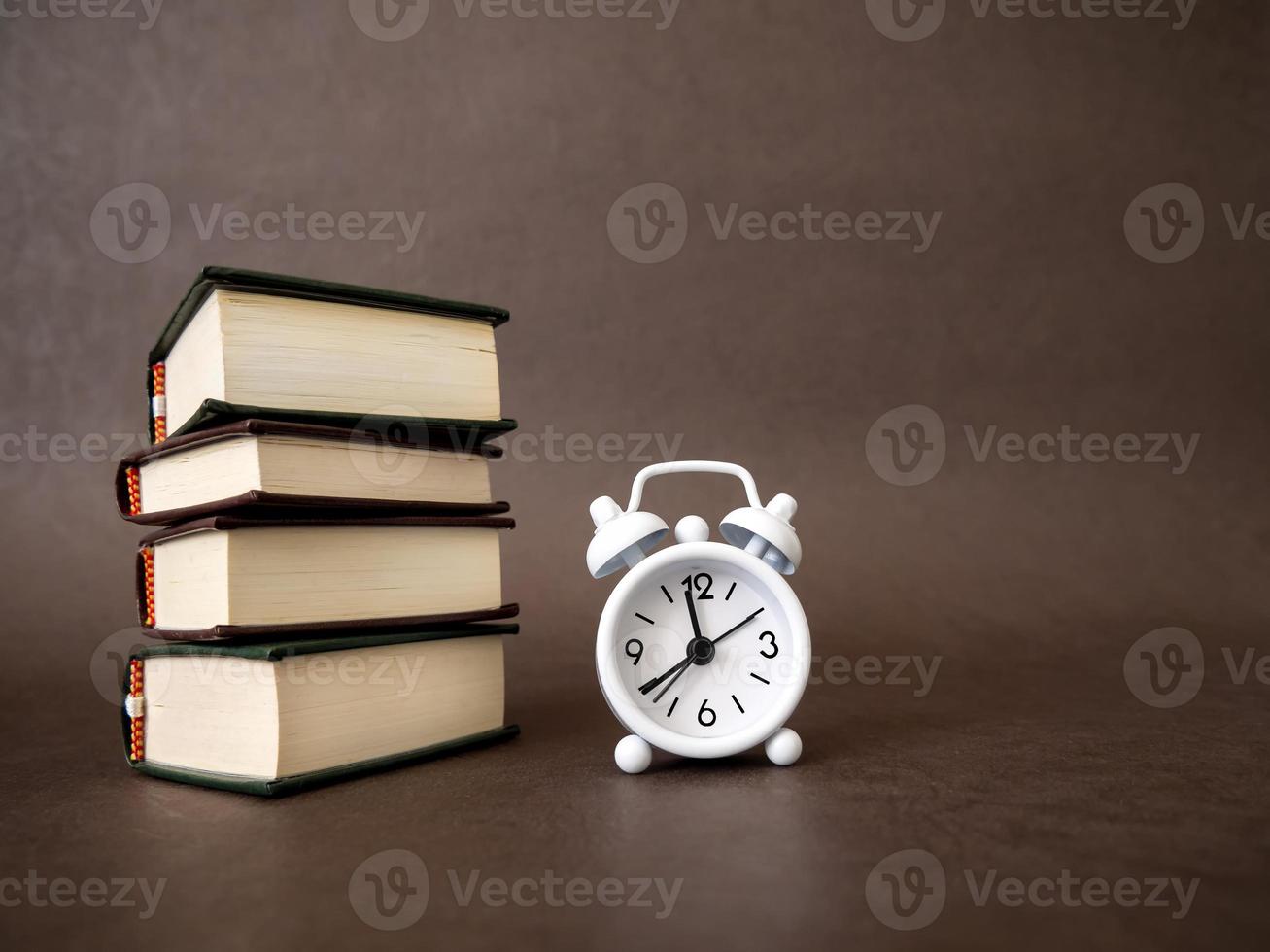 relojes y libros desde Copiar espacio. el concepto de negocio, educación, y capacitación. leyendo libros, preparando para exámenes foto