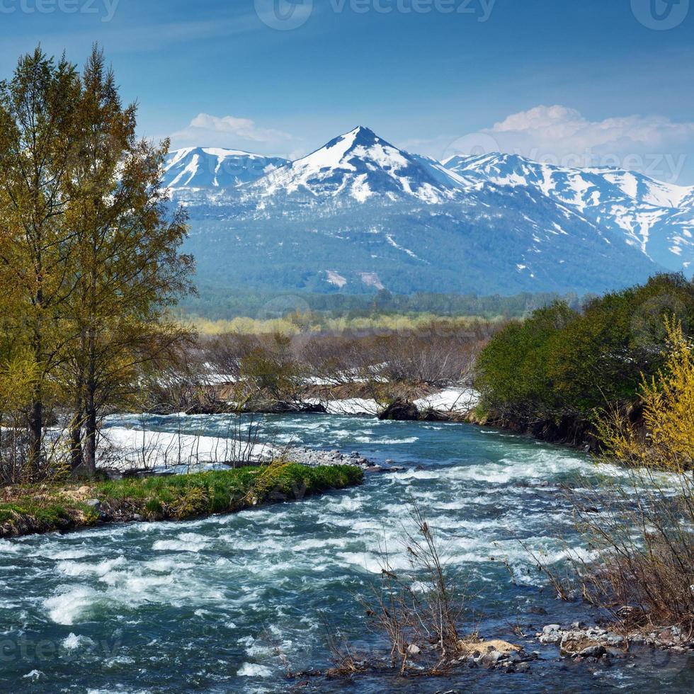 paisaje ver de primavera escabroso montaña río en Kamchatka península foto