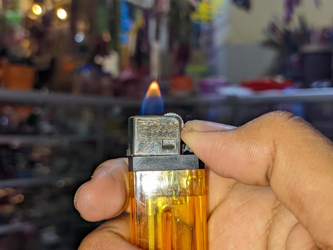 un cerca arriba de ardiente gas encendedor foto