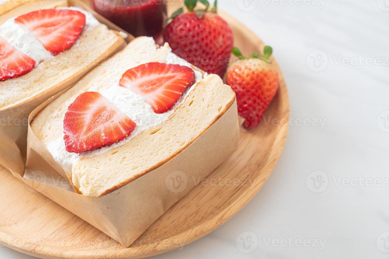 sándwich de panqueque crema fresca de fresa foto