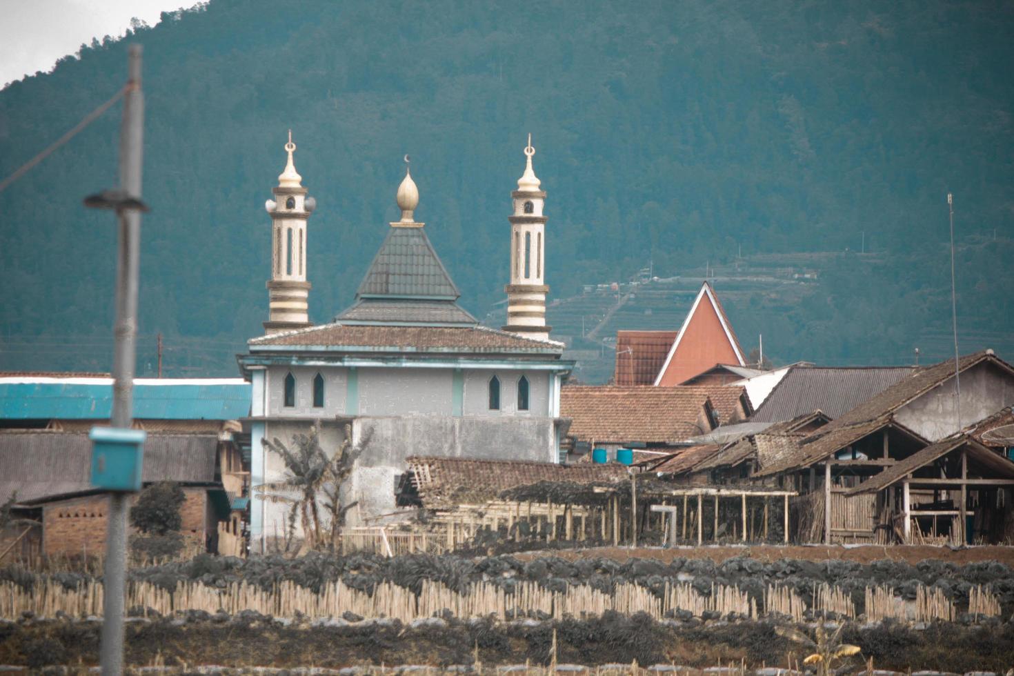 photo of the mosque which is on the slopes of the mountain