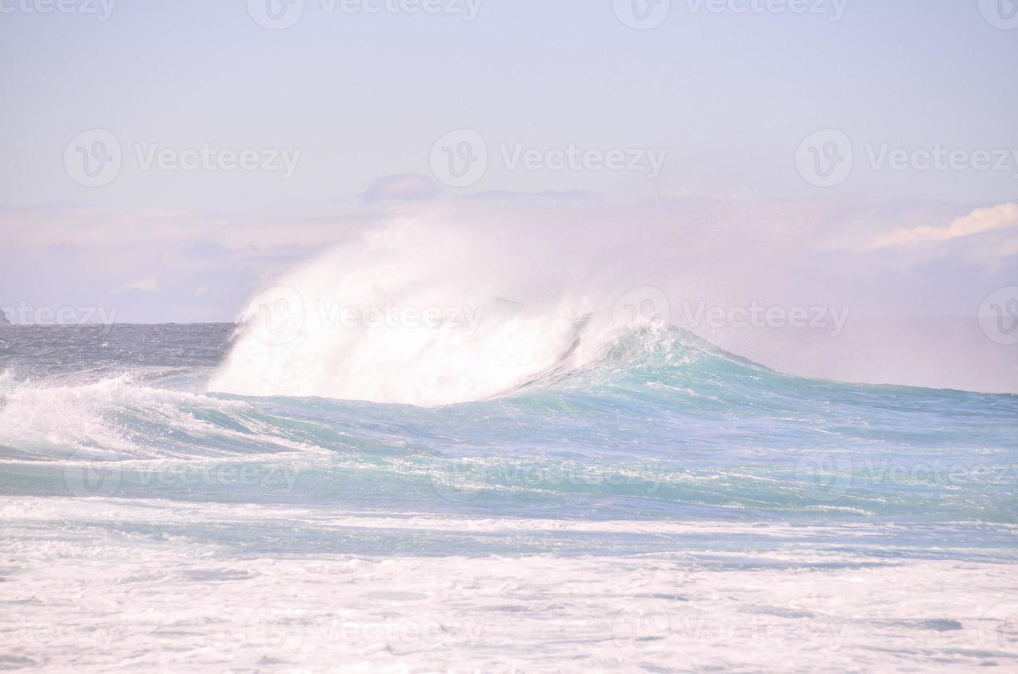 enormes olas del mar foto