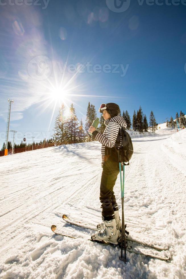 joven mujer disfrutando invierno día de esquiar divertido en el nieve foto