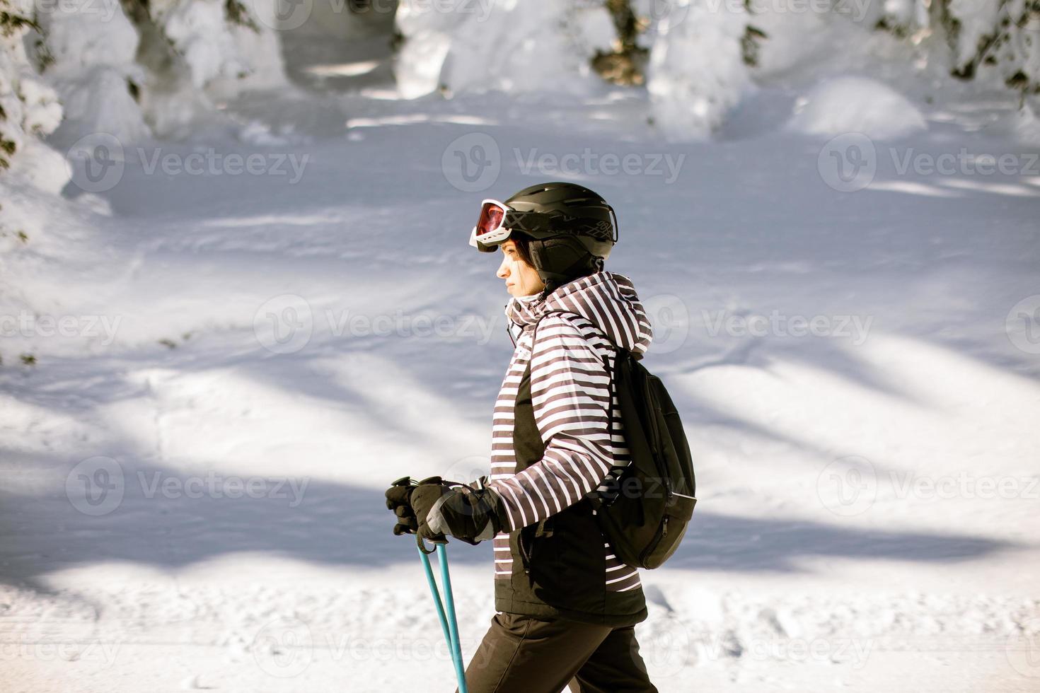 joven mujer a invierno esquiar dicha, un soleado día aventuras foto