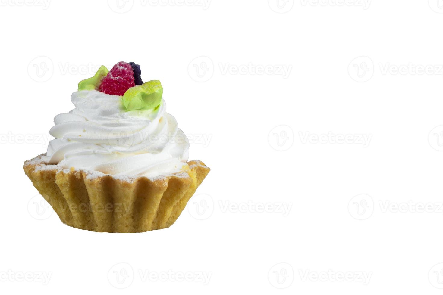 pastel cesta con crema decorado con bayas dulces postre en un blanco antecedentes. foto