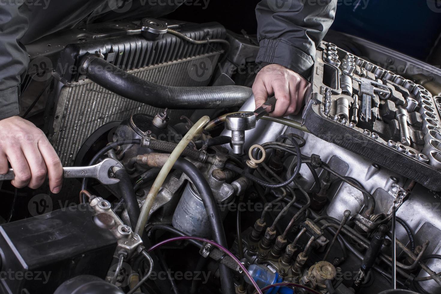 coche motor reparar. diesel motor servicios. manos con un mecánico con un llave inglesa reparar mercedes partes. foto