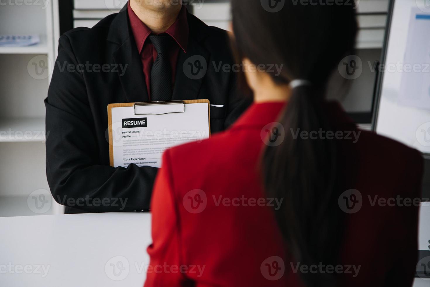 cerca arriba ver de trabajo entrevista en oficina, atención en currículum escritura consejos, empleador revisando bueno CV de preparado experto solicitante, reclutador considerando solicitud, hora gerente haciendo contratación decisión foto