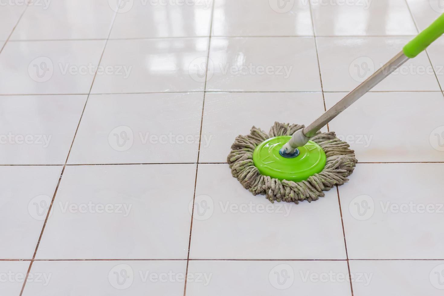mujer utilizando fregona limpieza sucio piso en el casa. foto