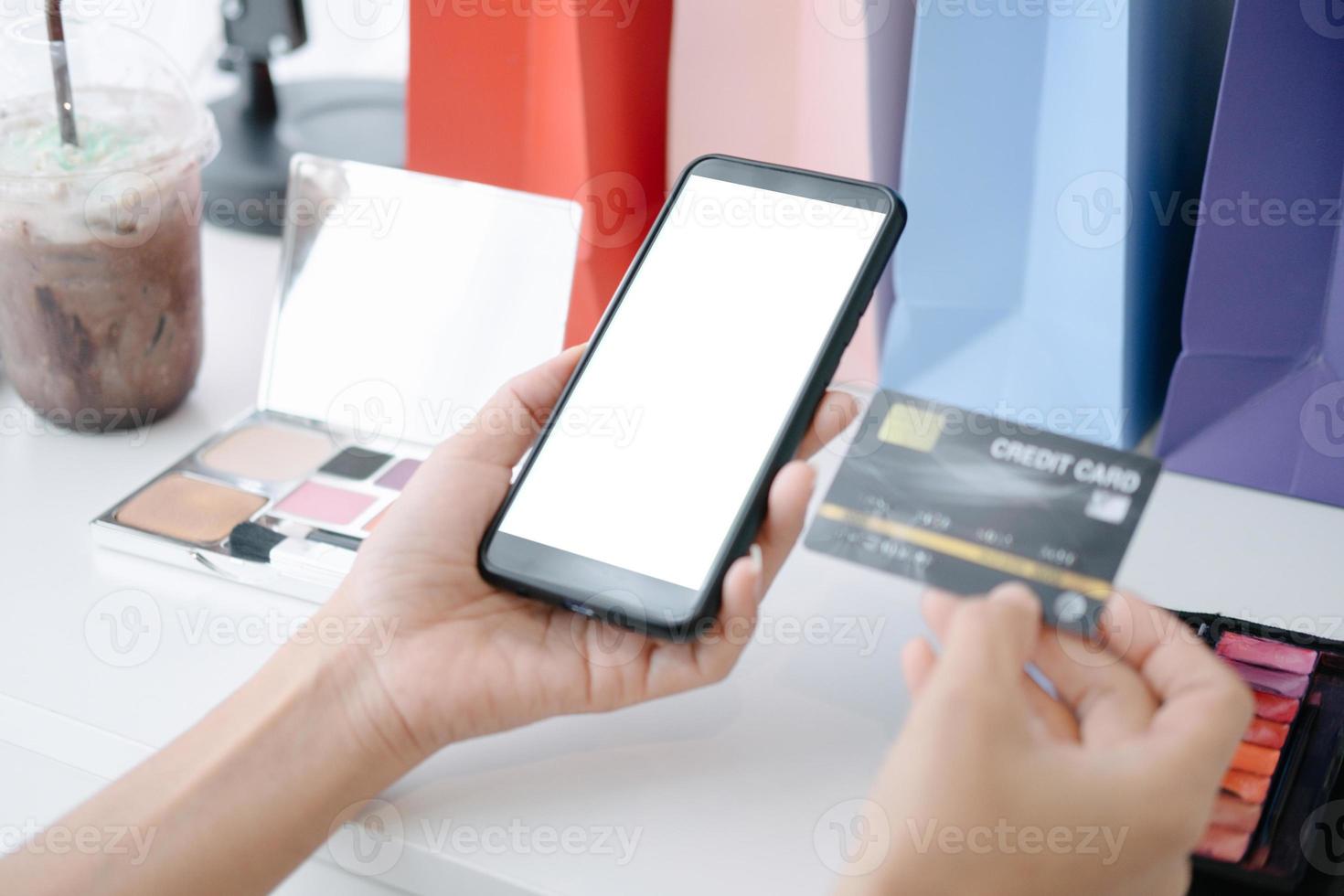 Bosquejo imagen de hermosa mujer participación crédito tarjeta compras en línea con teléfono inteligente en en línea sitios web, Bosquejo concepto foto