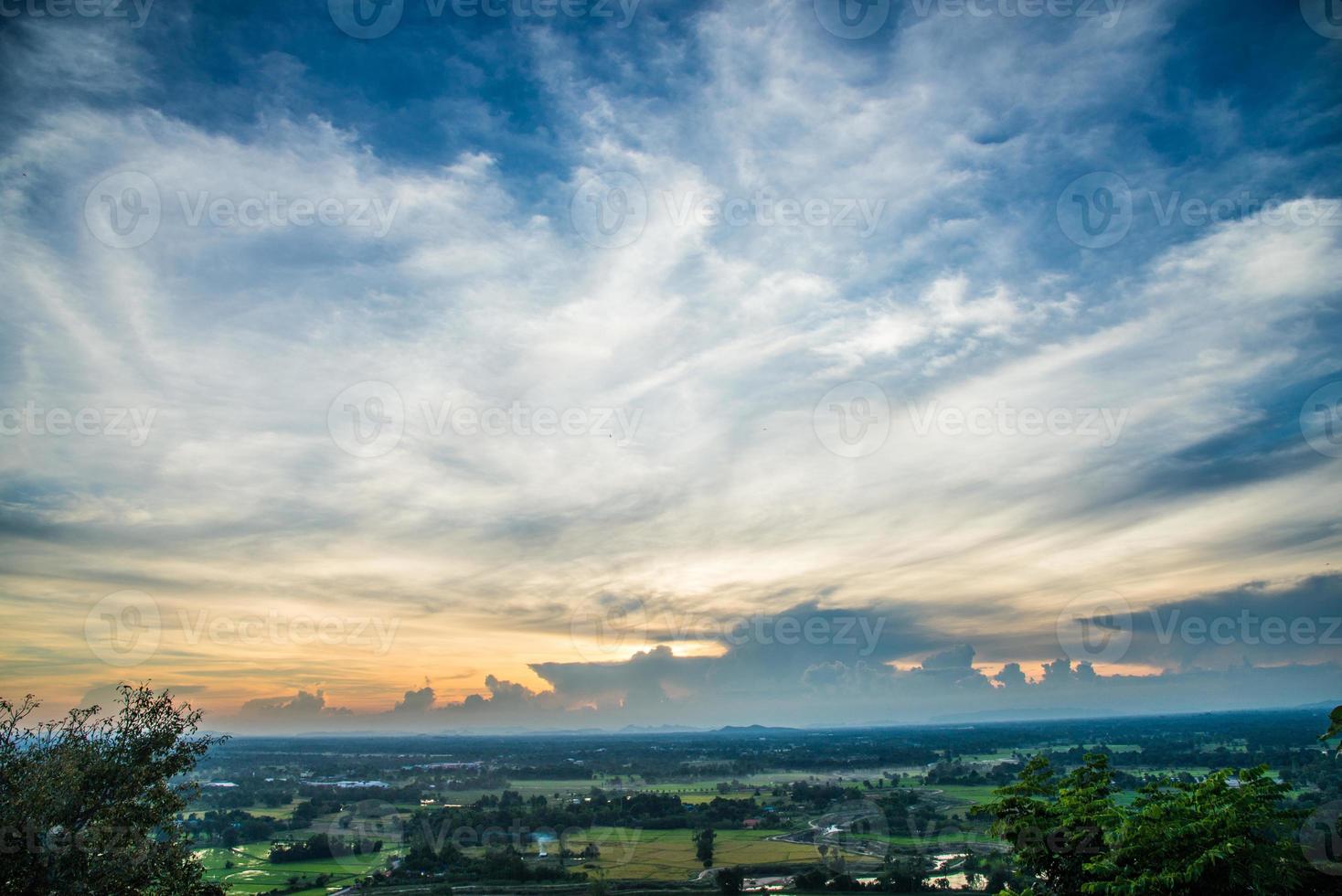 paisaje urbano ver desde parte superior de el colina o montaña con azul cielo desde parte superior de Khao sakae krang montaña, uthai que yo, tailandia foto