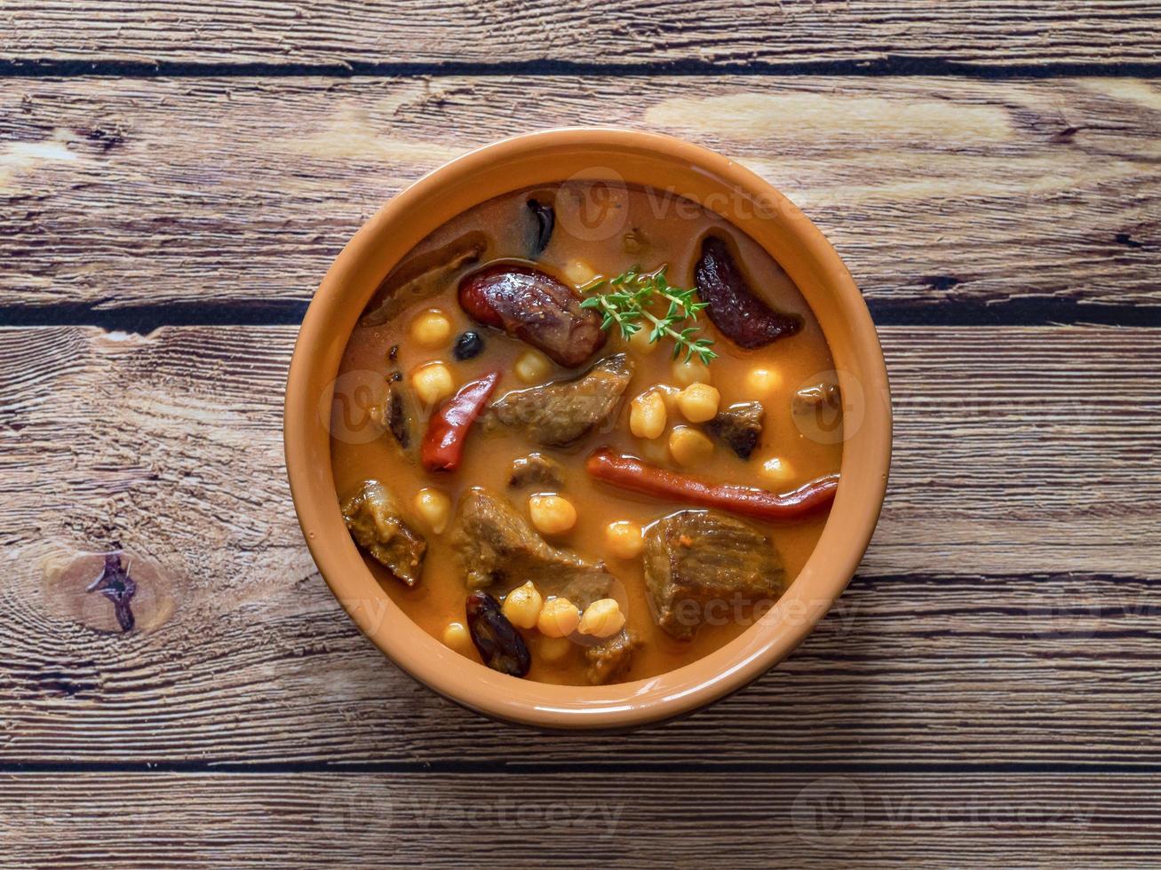 estofado carne con bulgur y garbanzos en rojo salsa con fechas y Pasas. foto