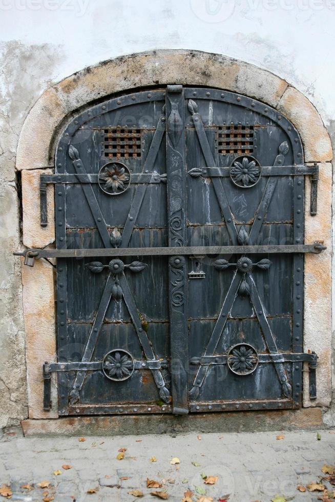 antiguo puertas a el casa foto