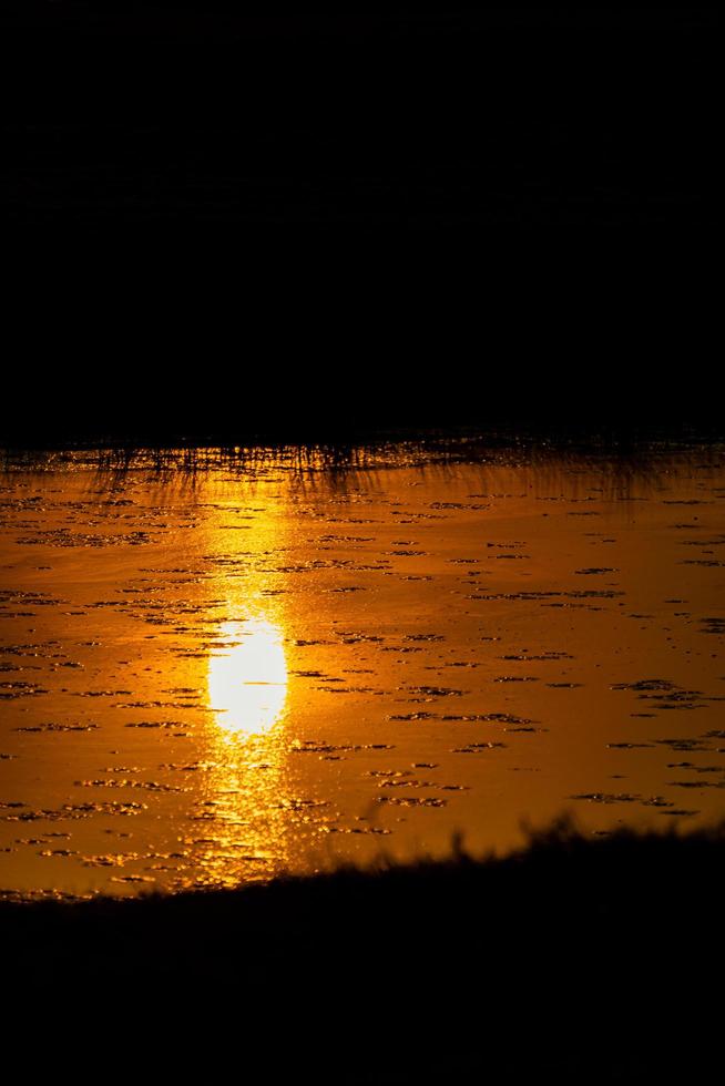 final de el tarde, naturaleza, paisaje foto de un río a puesta de sol