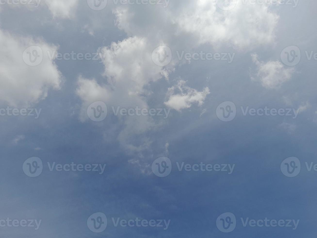 nubes blancas en el cielo azul. hermoso fondo azul brillante. nubosidad ligera, buen tiempo. nubes rizadas en un día soleado. foto