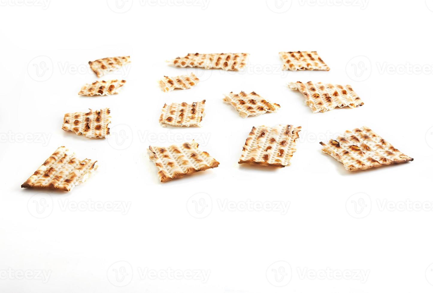 pesach celebracion concepto - judío fiesta pesaj. cuadrado matzá roto dentro piezas aislado en blanco antecedentes foto