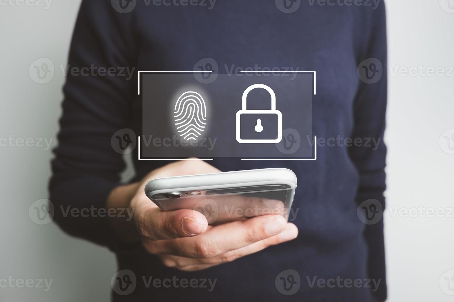 verificación de información con huella digital por teléfono inteligente, seguridad en Internet, transacción financiera en línea, verificación en dos pasos, confirmación de transacción e identidad. foto