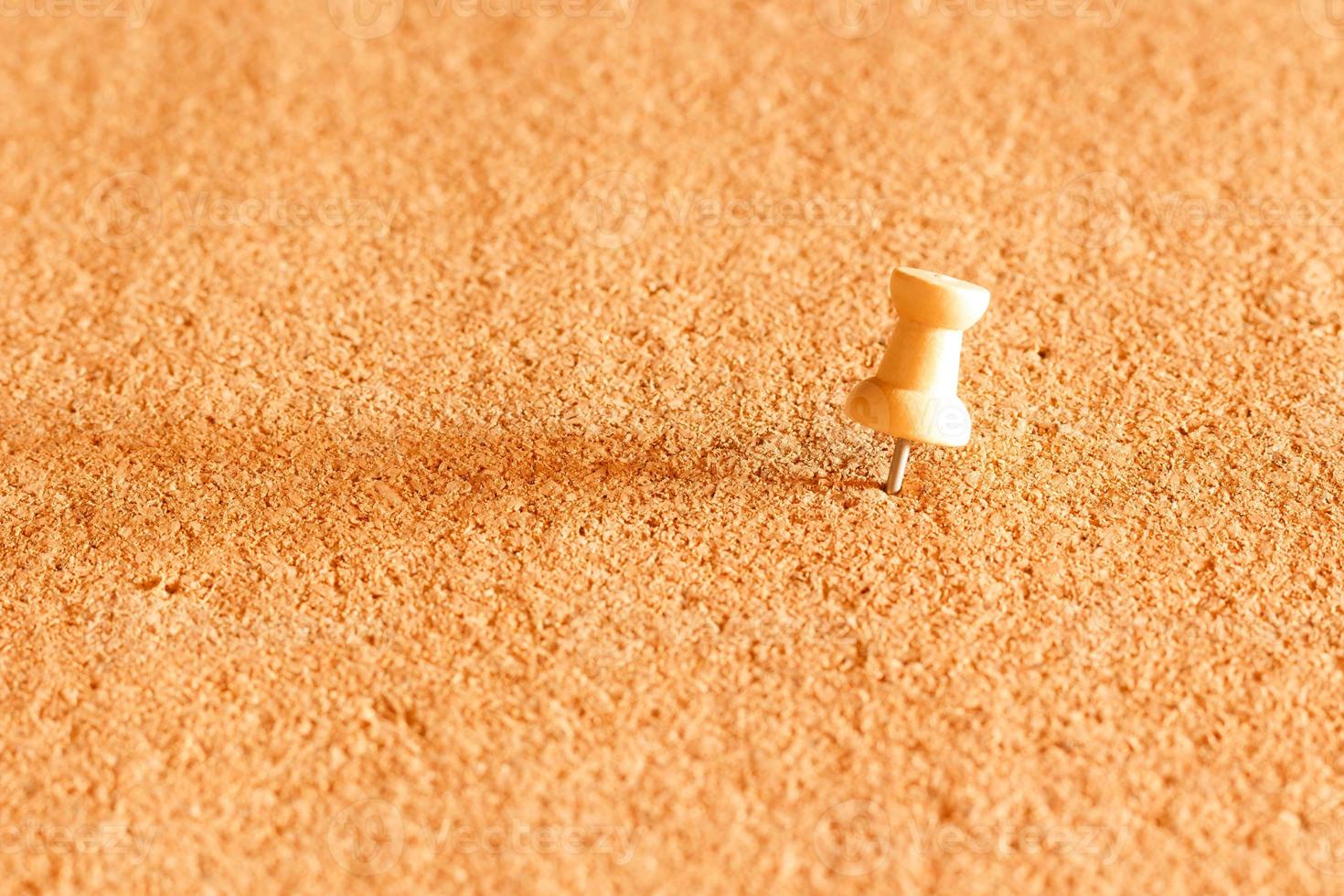 un de madera alfiler empujar en corcho tablero foto