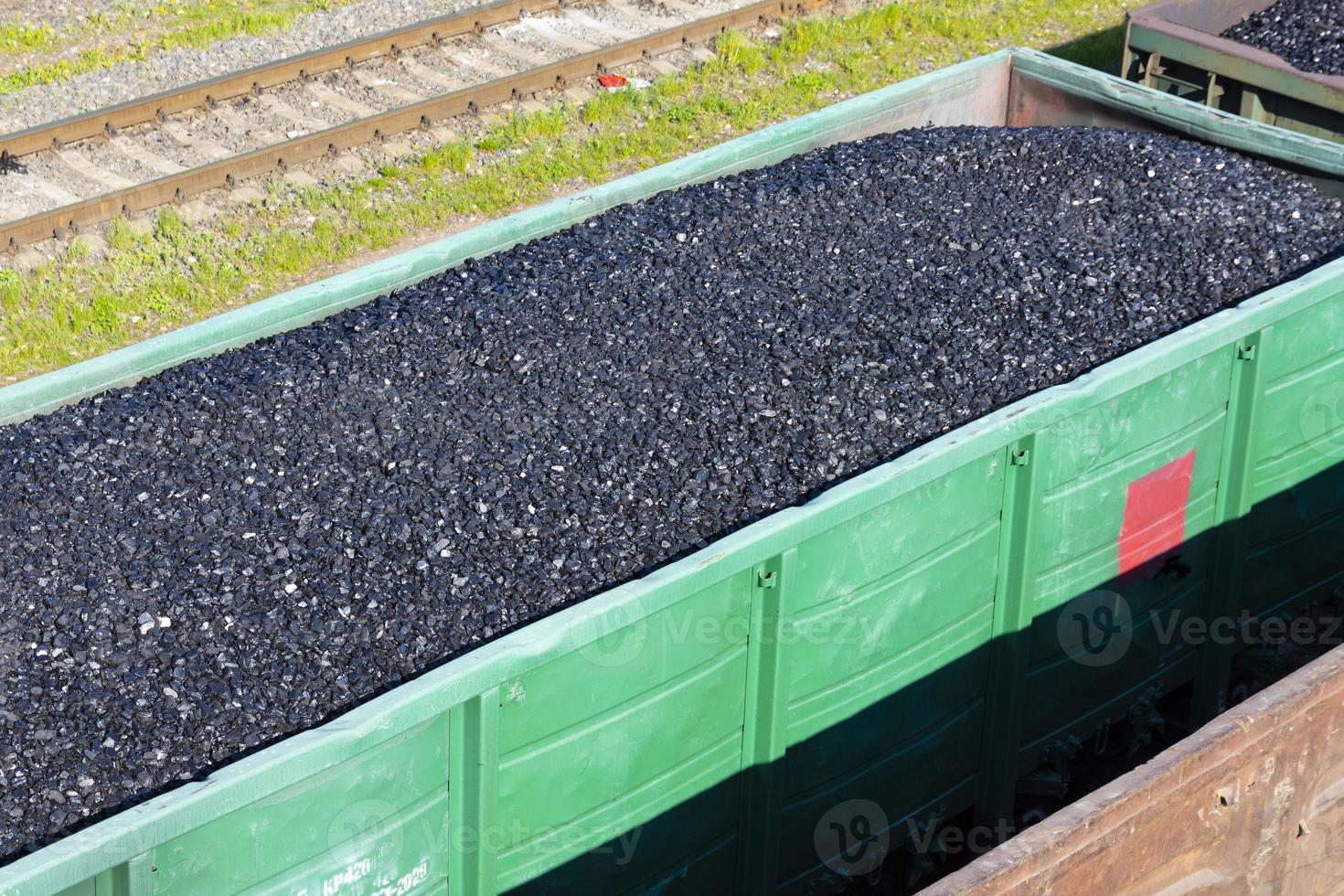 negro carbón en un carga coche a el estación. negocio antecedentes. foto