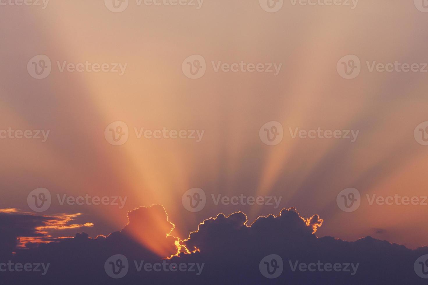 Brillo Solar en un cielo desde Dom oculto detrás nubes foto