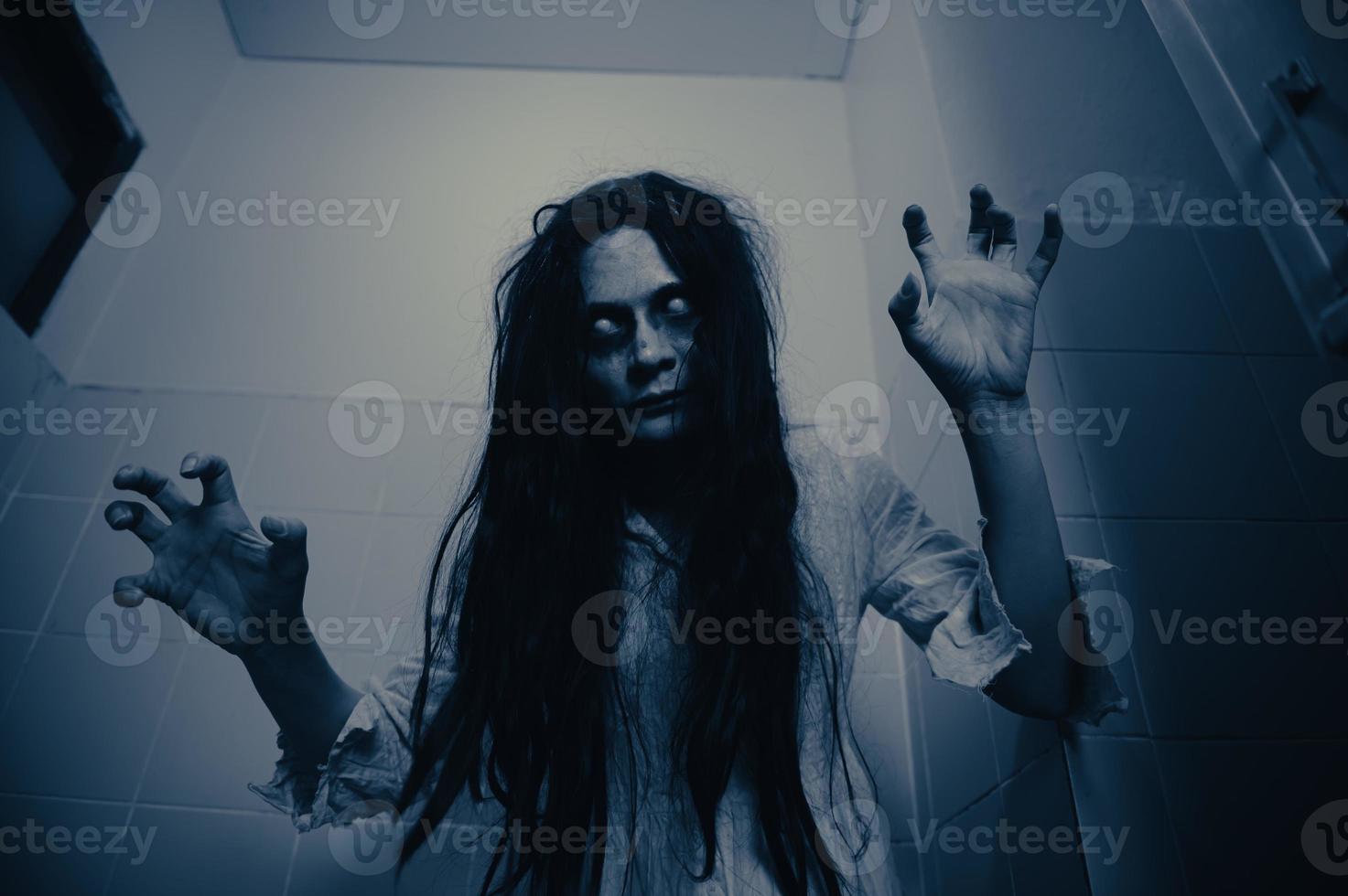 retrato de mujer asiática maquillada fantasma, escena de terror aterradora para el fondo, concepto de festival de halloween, afiche de películas fantasma, espíritu enojado en el apartamento foto