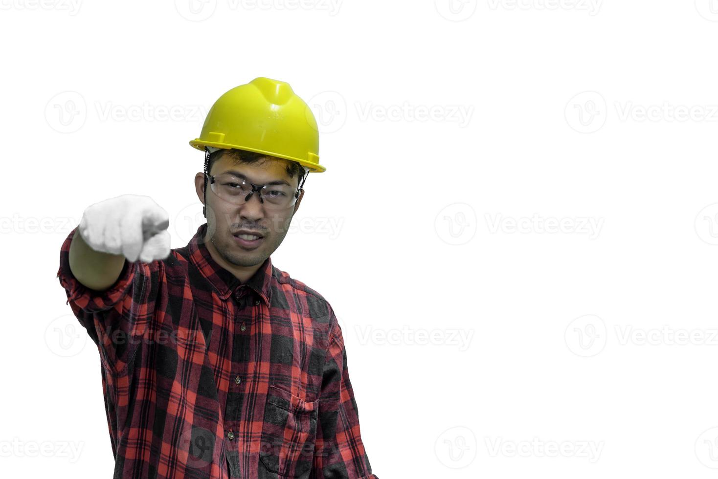 técnico vestir casco con llave inglesa en mano aislar en blanco fondo, tailandia gente,trabajo día concepto foto