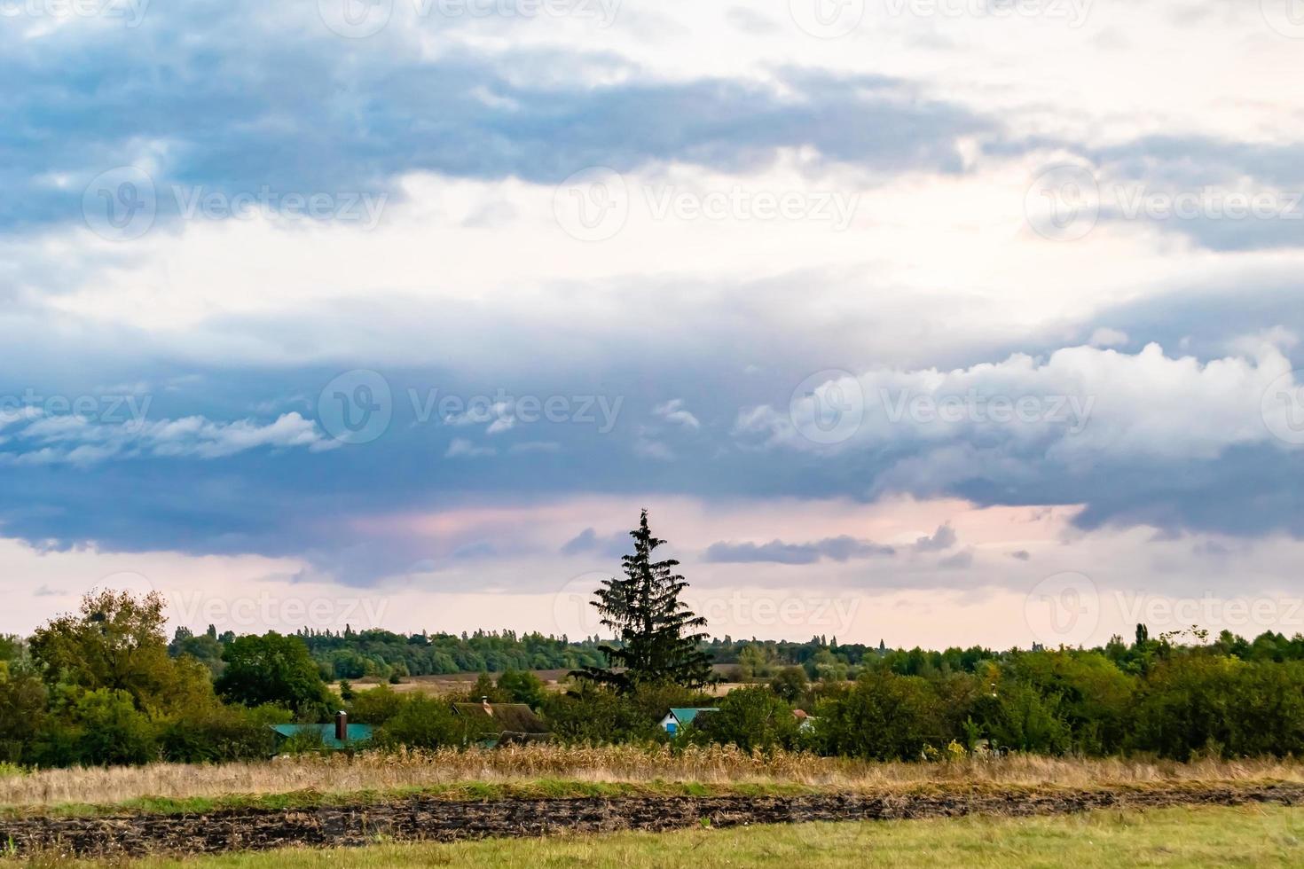 hermoso paisaje de horizonte en la pradera del pueblo sobre fondo natural de color foto