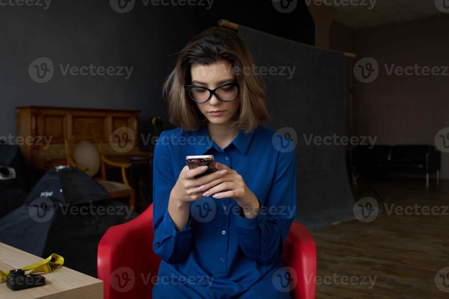negocio mujer en azul camisa se sienta a el mesa foto
