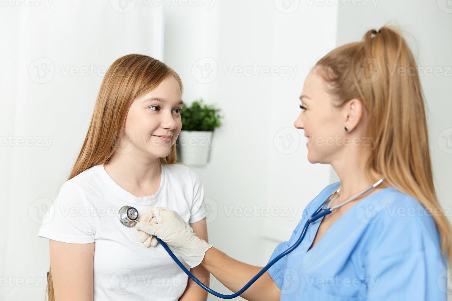 mujer médico examinando un niño hospital salud tratamiento foto