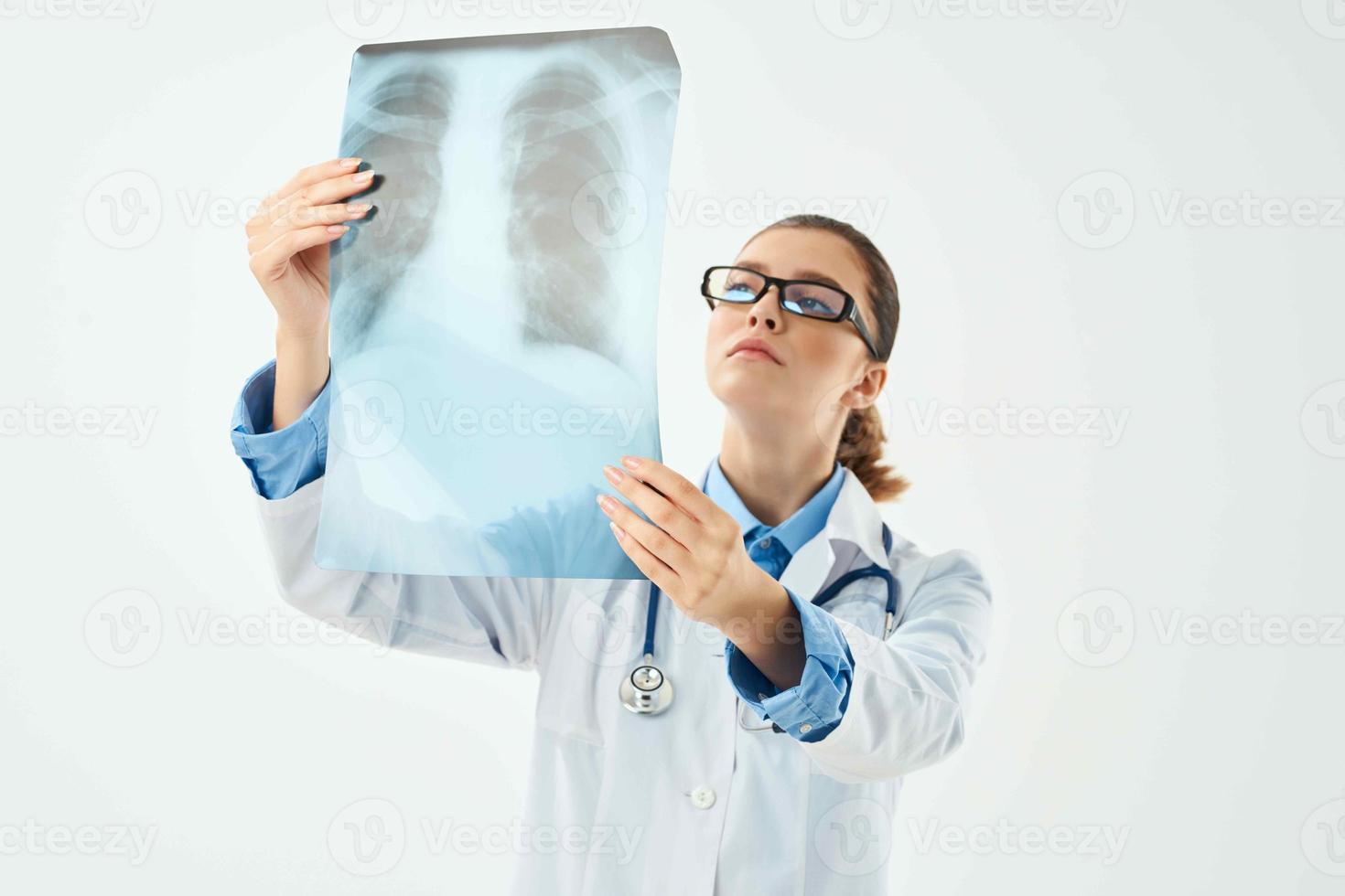 woman laboratory assistant medicine diagnosis treatment x-ray photo