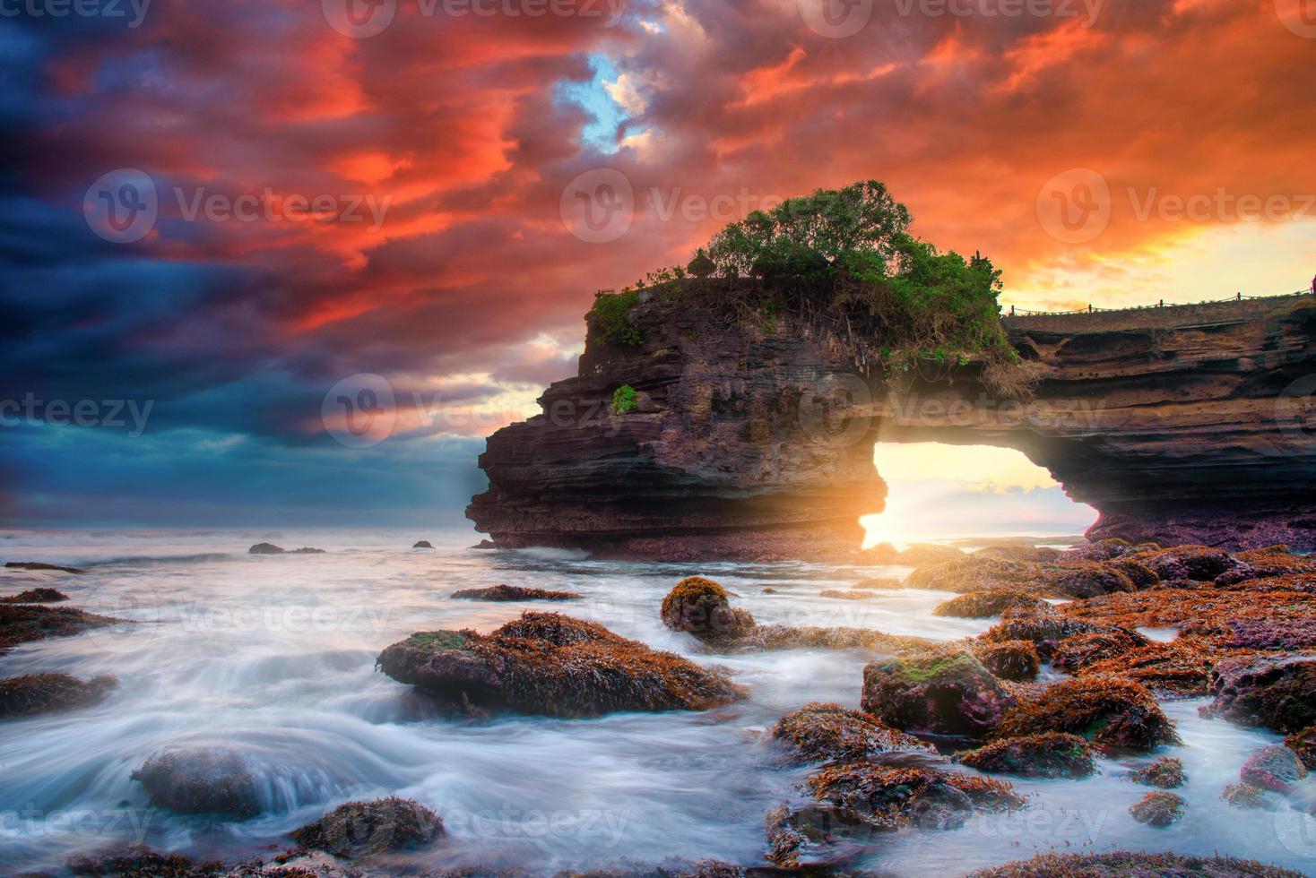 tanah lote templo en mar a puesta de sol en bali isla, Indonesia. foto