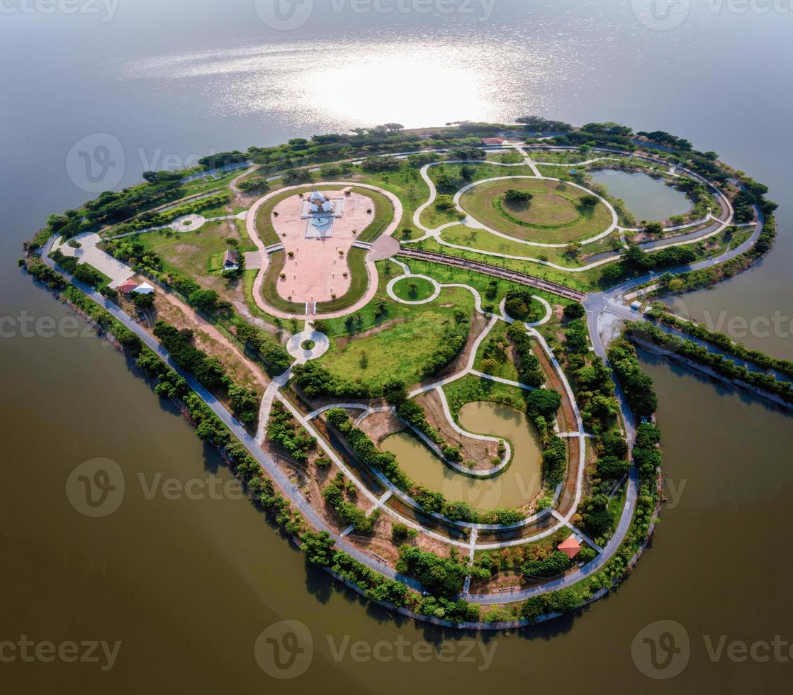 aéreo parte superior ver de corazón conformado isla a tiempo de día en thung talayluang en Sukhothai, Tailandia. foto