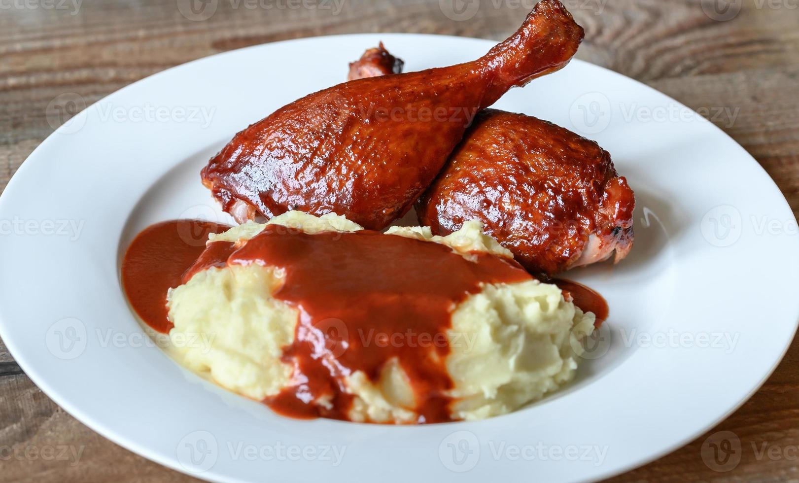 muslos de pato a la barbacoa con puré de patata foto