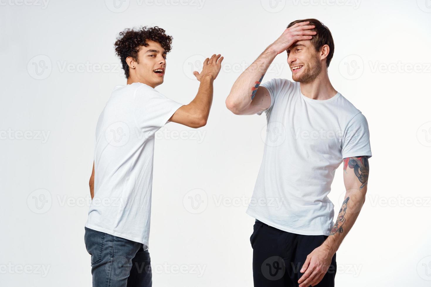 dos hombre en blanco camisetas emociones amistad divertido foto