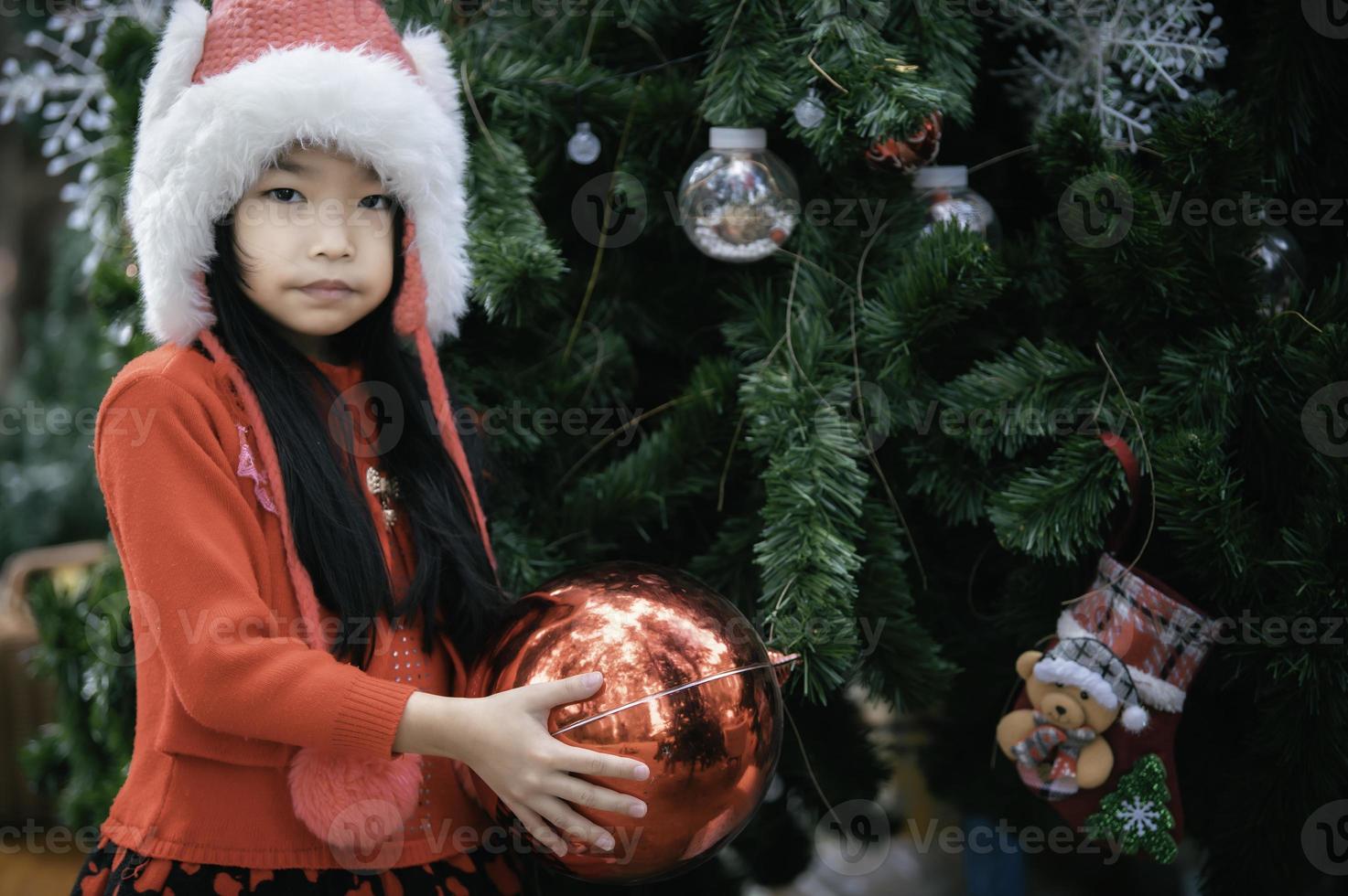 retrato de pequeño niña en Navidad festival asiático niño invierno fiesta foto