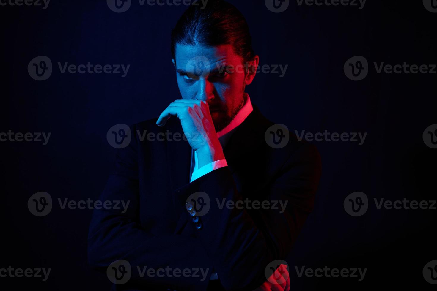 retrato de un hombre moderno estilo traje Moda oscuro antecedentes foto