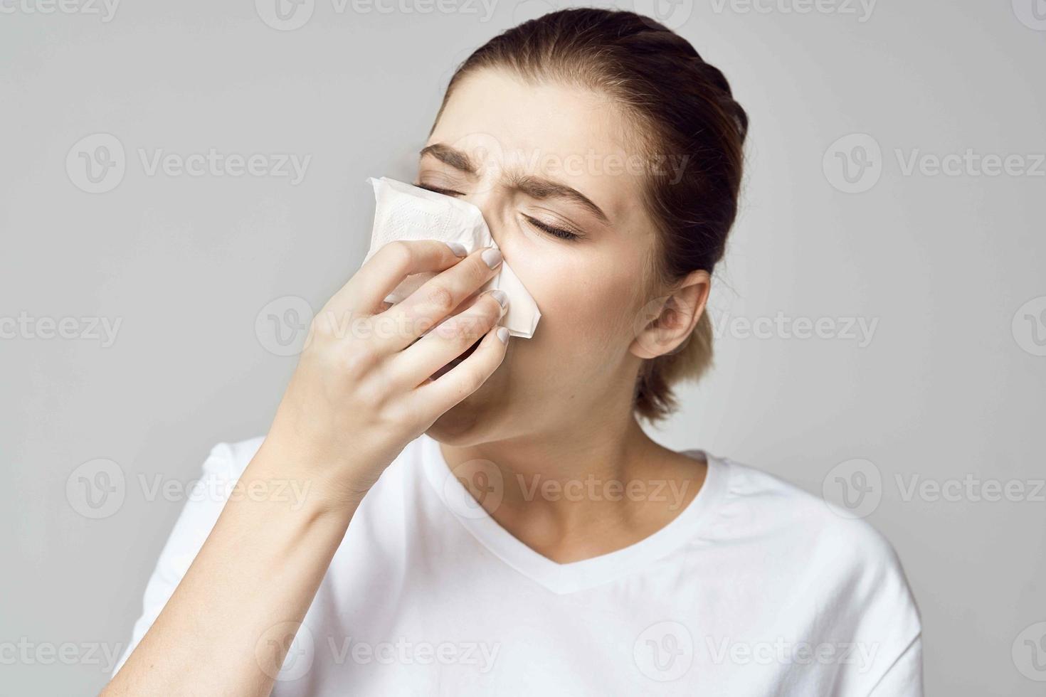 mujer en blanco camiseta pañuelo frío salud problemas foto