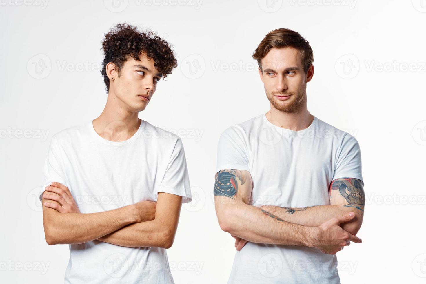 gracioso dos hombres en blanco camisetas son en pie lado por lado aislado antecedentes foto