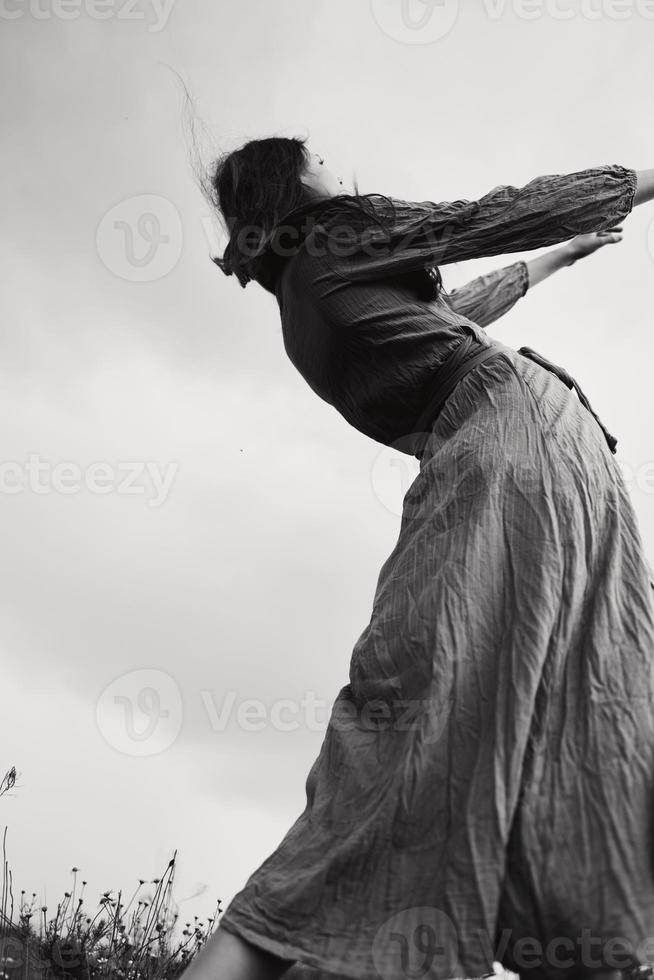 hermosa mujer en vestir gesticulando con manos posando negro y blanco foto
