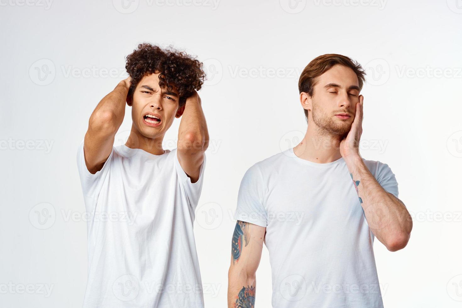 dos amigos en blanco camisetas sostener su cabezas emociones foto